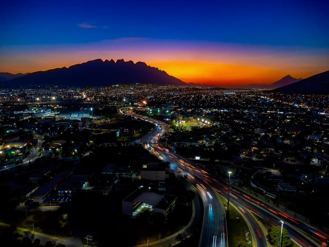 Ciudad de monterrey con una vista nocturna y el cerro de la silla