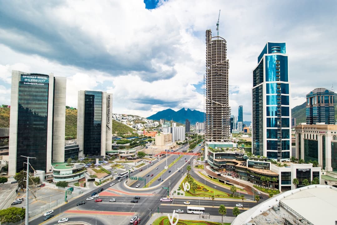 Ciudad de monterrey con una vista a sus principales edificios